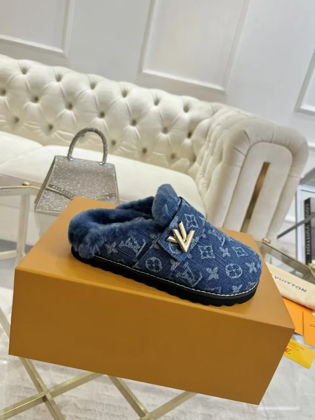 p600✨ LV Couple’s Wool Slippers｜Full of high-end feel, the soles of your feet are luxurious✨ We have achieved the ultimate restoration of the "higher version" of this pair of LV classic toe-toe slippers! 👫💫 🌟 The core advantages are clear at a glance: ✔️ Original jacquard + cowhide fabric, delicate texture, high-end at first glance; ✔️ 280% pure wool lining, wearing barefoot is like stepping on clouds ☁️, soft and skin-friendly and not sweaty; ✔️ Non-slip rubber bottom + three-dimensional toe design, super stable for walking, fashionable and practical!  👀 Must-have attention to detail: Belt buckle + classic LV presbyopic elements, revealing the aura of a big-name brand in a low-key manner ~ Whether it is a couple dating or a trip with besties, both of them are the focus when they go out👟💖 ✨ Easily match the wardrobe: jeans + sweaters, lazy and casual style ✔️ Coat + skirt, refined and elegant ✔️ One pair of shoes can handle a variety of styles, and the sense of luxury is never artificial ~ #LV slippers #couple outfit #High-End Customization #Quality Shoes Recommendation Fabric: Yangjing/classic jacquard fabric Lining: Imported wool lining Sole: Original rubber sole Size: Female 35-41 Male 38-46